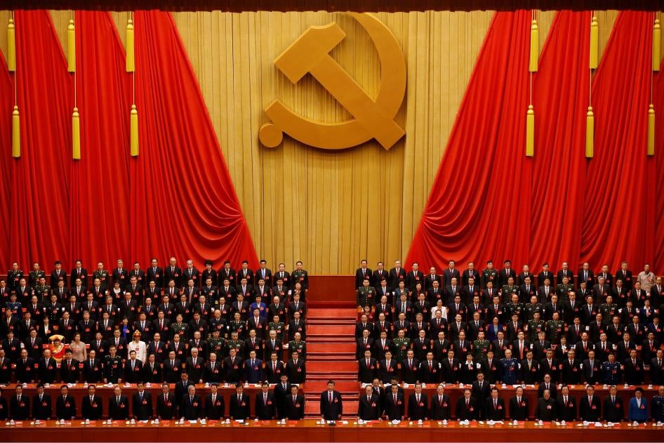 Le président chinois Xi Jinping, debout au centre, pendant la diffusion de l’hymne "L'Internationale" (version musicale sans paroles) lors de la cérémonie de clôture du 19ème Congrès du Parti communiste chinois au Grand Palais du Peuple à Pékin, le 24 octobre 2017. 