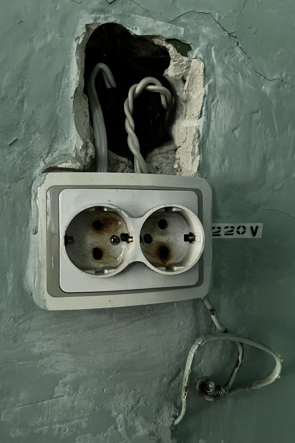 Des prises électriques noircies dans une salle de la Polyclinique de la gare municipale à Izioum, en Ukraine. Les forces russes ont utilisé le bâtiment pour y établir leur base et torturer plusieurs personnes, notamment en leur administrant des chocs électriques. Photo prise le 22 septembre 2022. 