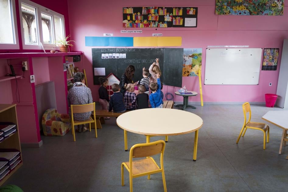 Niños y niñas asisten a una clase en un centro preescolar en Molières, Francia, el 5 de septiembre de 2017.