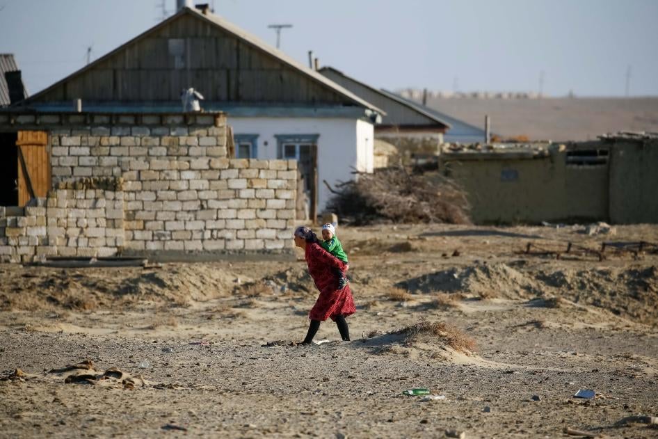 Женщина с ребенком в селе Жаланаш. Казахстан, 16 апреля 2017 г. 