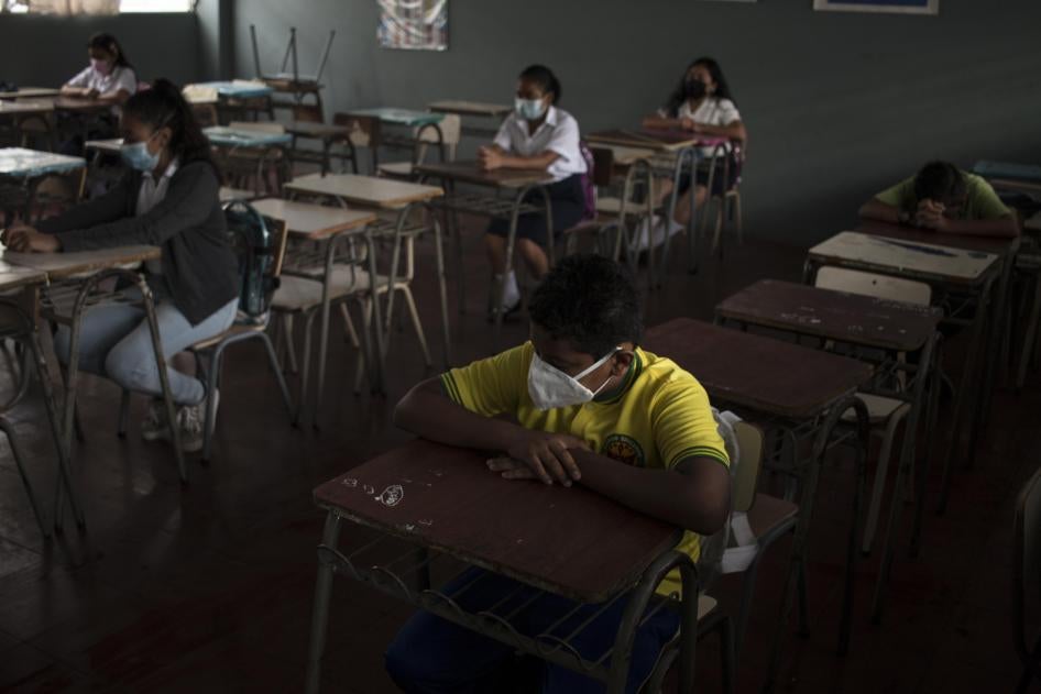 Estudiantes en un salón de clases en San Salvador, El Salvador, 7 de abril de 2021.  © AP Photo / Víctor Peña