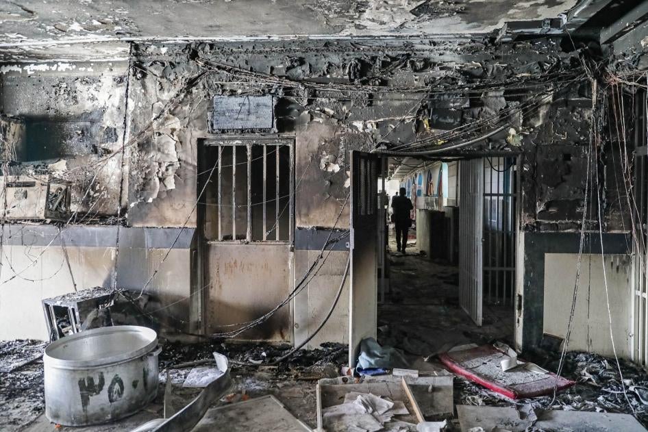 عکسی که از خبرگزاری میزان در تاریخ ۱۶ اکتبر دریافت شده خسارات ناشی از آتش در زندان بدنام اوین در شمال غربی تهران پایخت ایران را نشان میدهد.