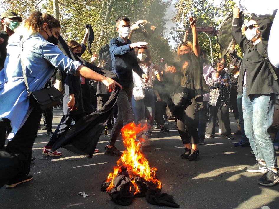 راهپیمایان ایرانی در خیابانی در تهران، ۱ اکتبر ۲۰۲۲. 