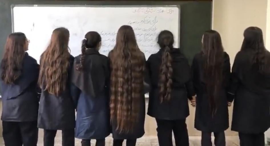 دختران مدرسه ای بدون حجاب اجباری ایستاده اند و آهنگ «برای» از شروین حاجی‌پور را میخوانند که به سرود جنبش تبدیل شده است.