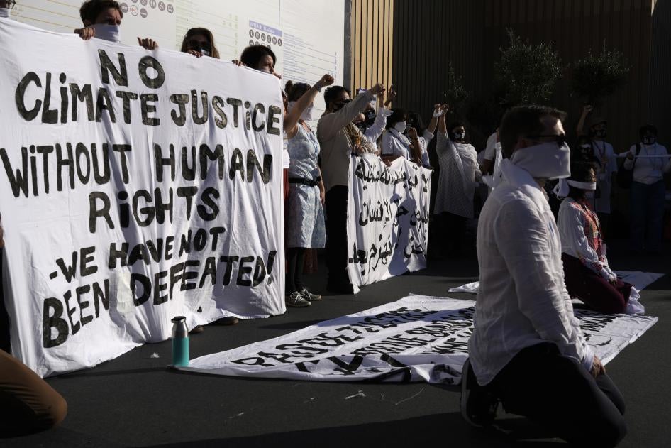 متظاهرون يشاركون في اعتصام صامت في"كوب27"، قمة الأمم المتحدة للمناخ، في شرم الشيخ، مصر، 10 نوفمبر/تشرين الثاني 2022. 