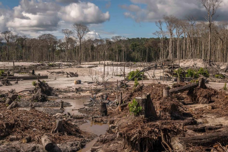 Une zone déboisée dans le territoire indigène Yanomami, photographiée en juin 2021 dans l’État de Roraima dans le nord du Brésil ; une partie de ce territoire s’étend aussi dans l’État d'Amazonas, dans le nord-ouest du pays.
