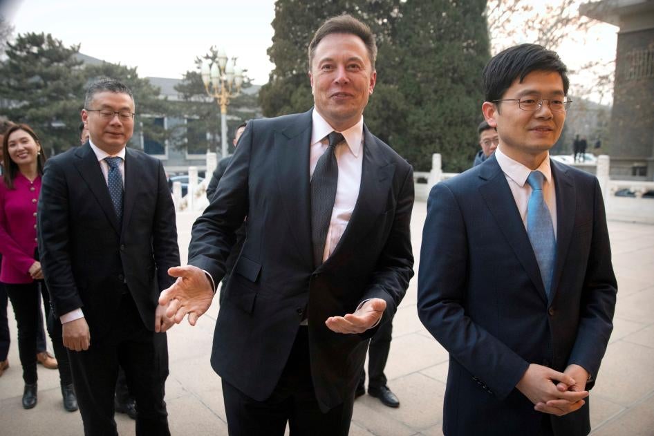 特斯拉執行長及推特新東家埃隆・馬斯克（Elon Musk，中）在中南海外等候與中國國務院總理李克強會面，北京，2019年1月9日。