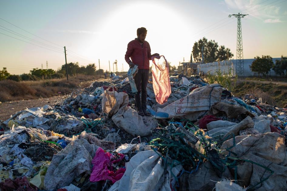 Um homem coleta itens de um lixão ilegal em 29 de novembro de 2020 em Adana, sul da Turquia.
