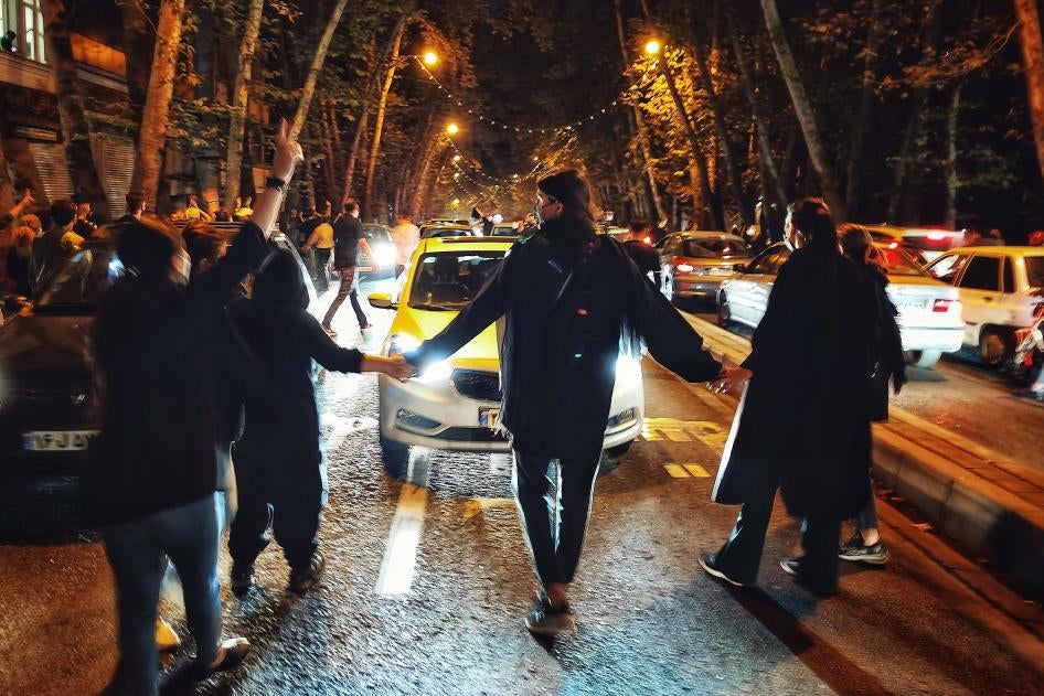 Des Iraniens manifestent pacifiquement dans une rue de Téhéran, dans la soirée du le 1er octobre 2022.