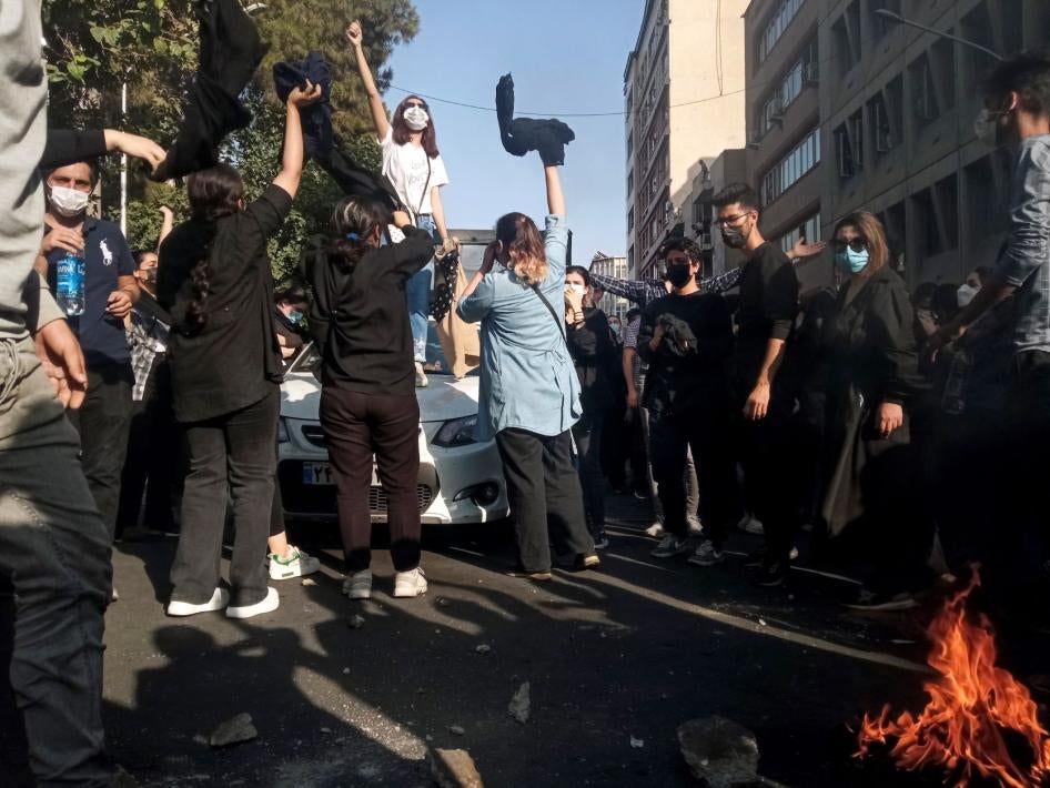 Des femmes iraniennes protestaient contre la mort de Mahsa (Jina) Amini survenue le 16 septembre 2022, suite à son arrestation par la police des mœurs, lors d'une manifestation à Téhéran, le 1er octobre 2022.