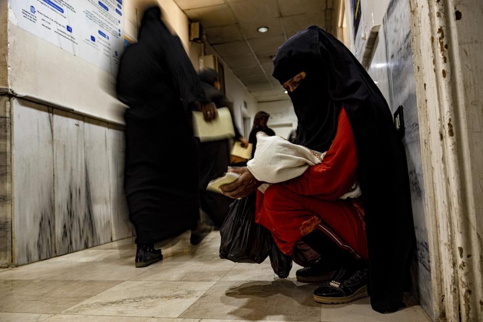 Bir anne, 29 Eylül 2022 tarihinde Suriye'nin Deyr el-Zor kentindeki bir hastanede kolera teşhisi konulan çocuğunu kucağına alıyor.