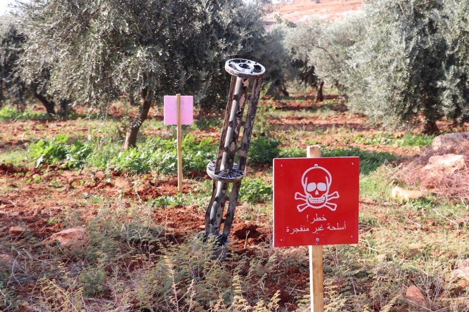 بقايا صاروخ من سلسلة 9M27K  حامل للقنابل العنقودية بعد أن نشر القنابل الصغيرة التي يحملها في مخيم مرام للنازحين قرب قرية كفر جالس في محافظة إدلب، شمال غرب سوريا، في 6 نوفمبر/تشرين الثاني 2022.