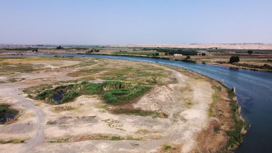 صورة جوية أخذت من طائرة مسيّرة في 5 أغسطس/آب 2022 تظهر مشهدا عاما لنهر الفرات أثناء تدني منسوبه في ريف الرقة الغربي، سوريا. 