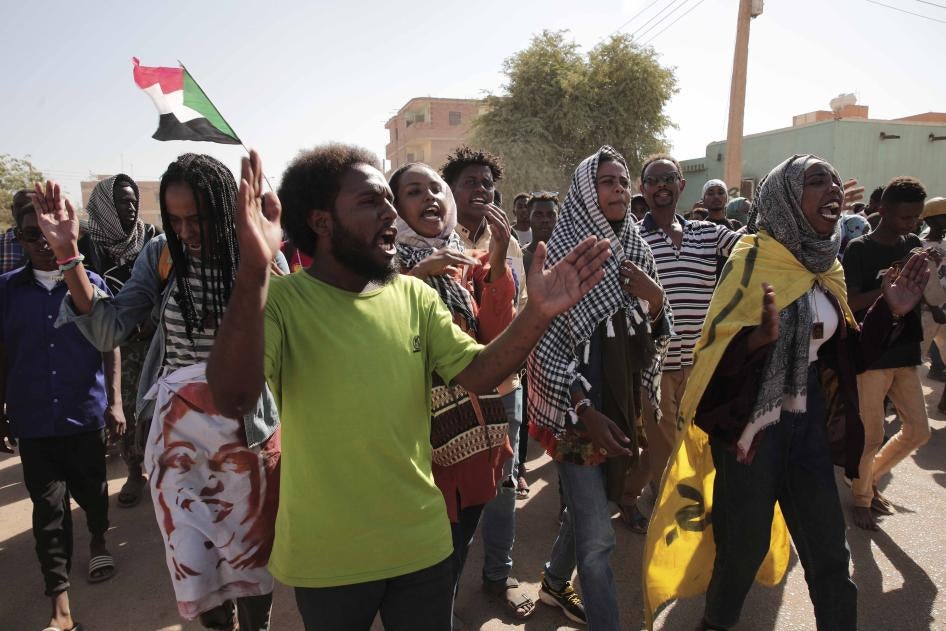 متظاهرون سودانيون يسيرون في الخرطوم، السودان، الخميس 8 ديسمبر/كانون الأول 2022 للاحتجاج على اتفاق موقع بين المجموعة الرئيسية المطالِبة بالديمقراطية والقادة العسكريين الحاكمين. 