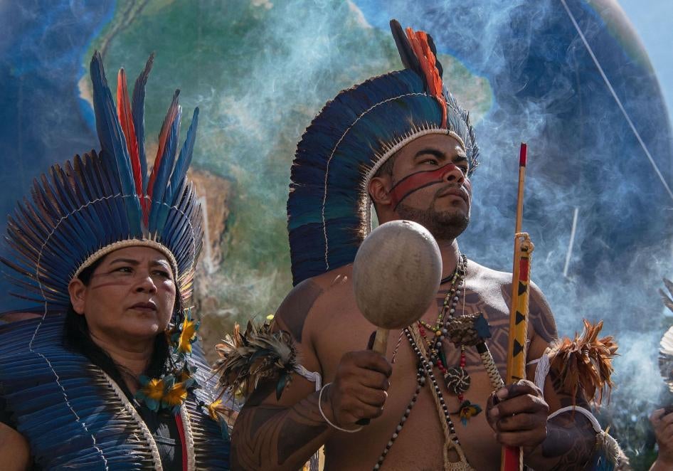 Indígenas pedem maior proteção de suas terras e direitos durante o Acampamento Terra Livre em Brasília, uma a mobilização anual dos povos indígenas do Brasil, em 6 de abril de 2022.