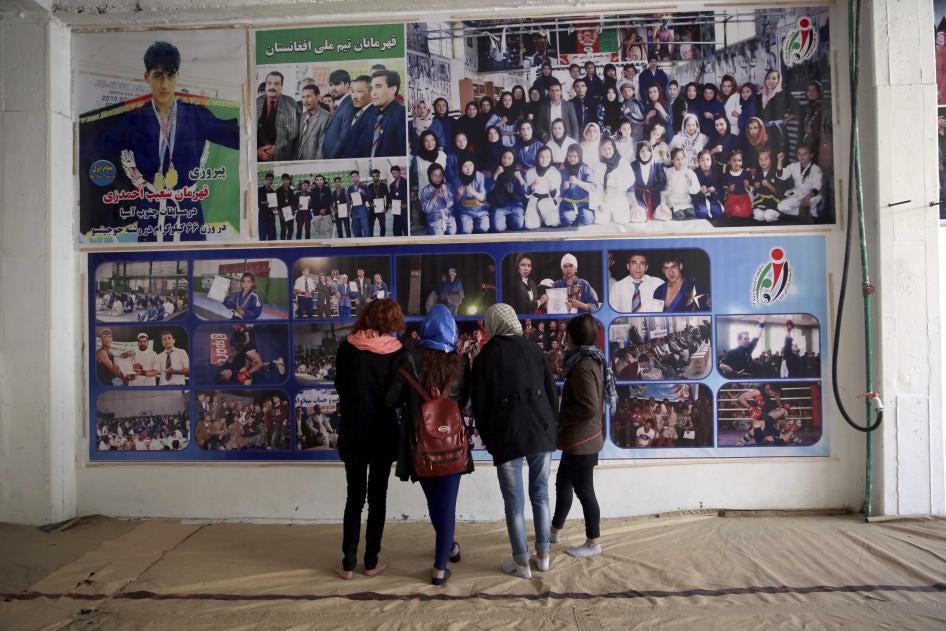 阿富汗喀布爾一家柔術館學員上課前在門口海報牆駐足，2020年2月15日。