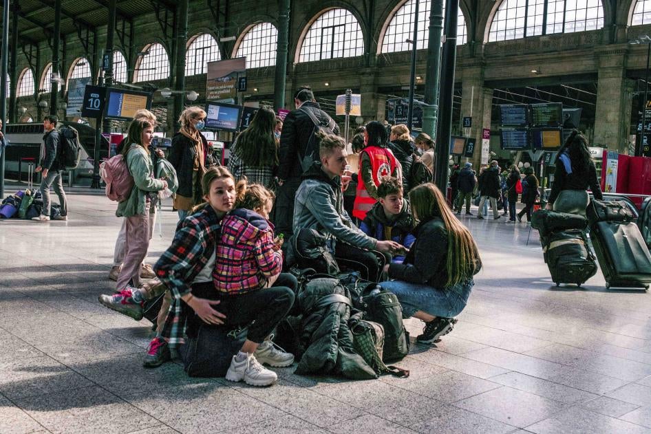 Ukraińscy uchodźcy na dworcu kolejowym w Paryżu, Paryż, Francja, 30 kwietnia 2022 r. 