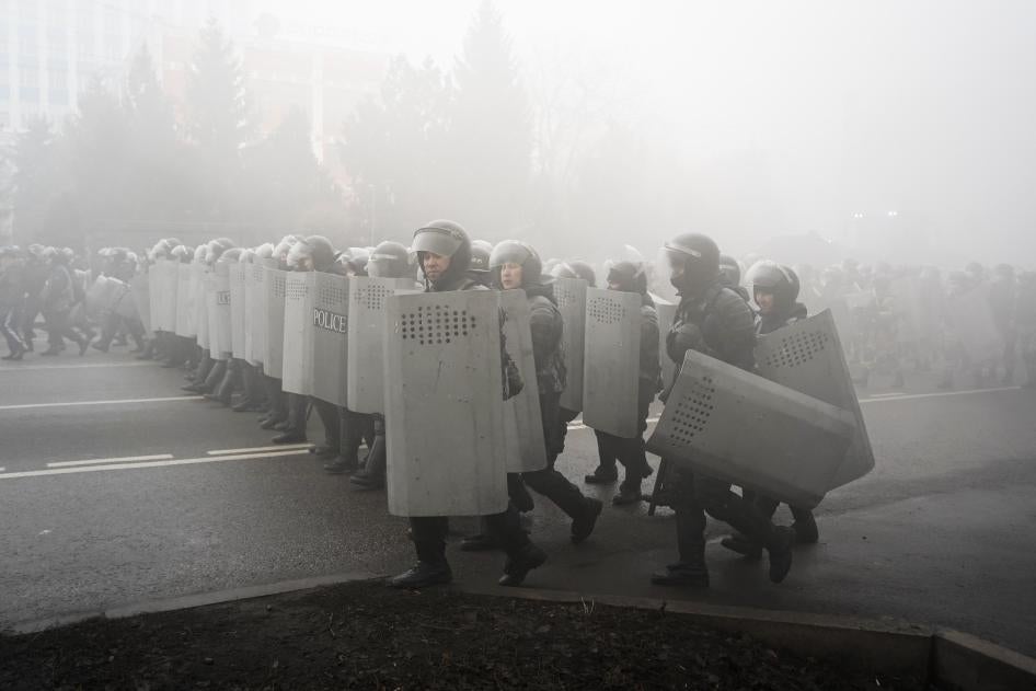 ОМОН блокирует демонстрантов во время акции протеста в Алматы, Казахстан, 5 января 2022 г.