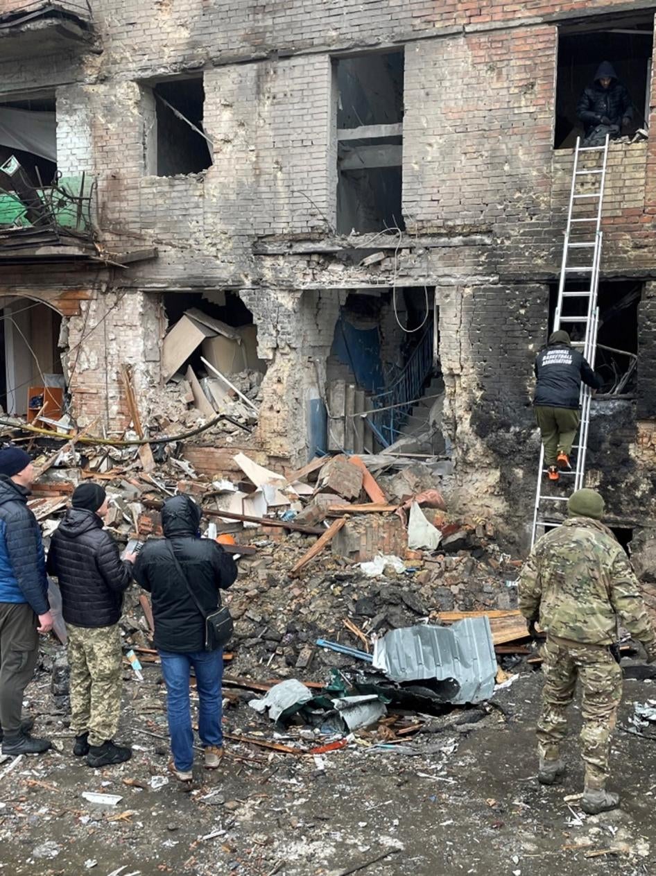 Rescue workers and local residents outside the building on Mykhaila Hrushevs'koho Street, 1, Vyshgorod. Buildings at Mykhaila Hrushevs'koho Street 3 and Mykhaila Hrushevs'koho Street 5 were also damaged by the explosion wave. November 24, 2022. © 2022 Yulia Gorbunova/Human Rights Watch.