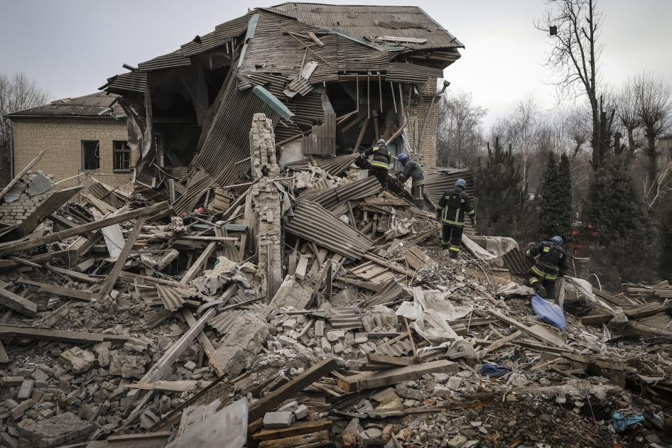 Des pompiers ukrainiens marchaient parmi les décombres d’une maternité à Vilniansk, dans la région de Zaporijia, dans l’est de l’Ukraine, le 23 novembre 2022, après une attaque russe qui a tué un nouveau-né et blessé deux médecins. 