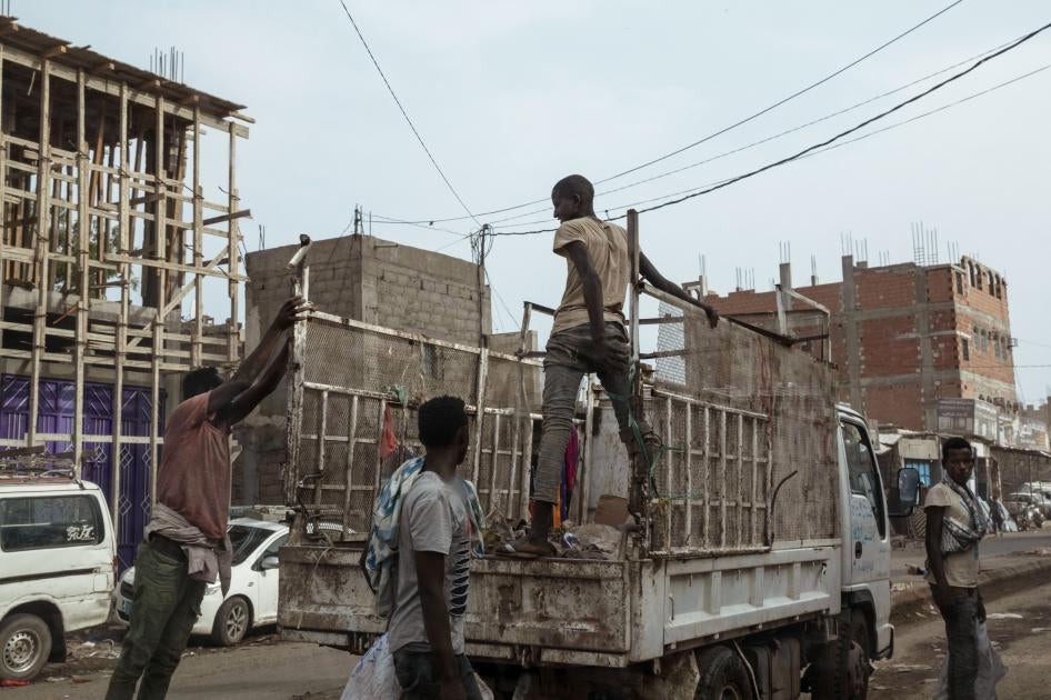 مهاجرون يمنيون يتسلقون شاحنة "بيك آب" في محافظة الضالع اليمنية، وهي إحدى المحطات حيث يحتمى المهاجرون قبل إكمال رحلتهم إلى السعودية. 17 نوفمبر/تشرين الثاني 2019.