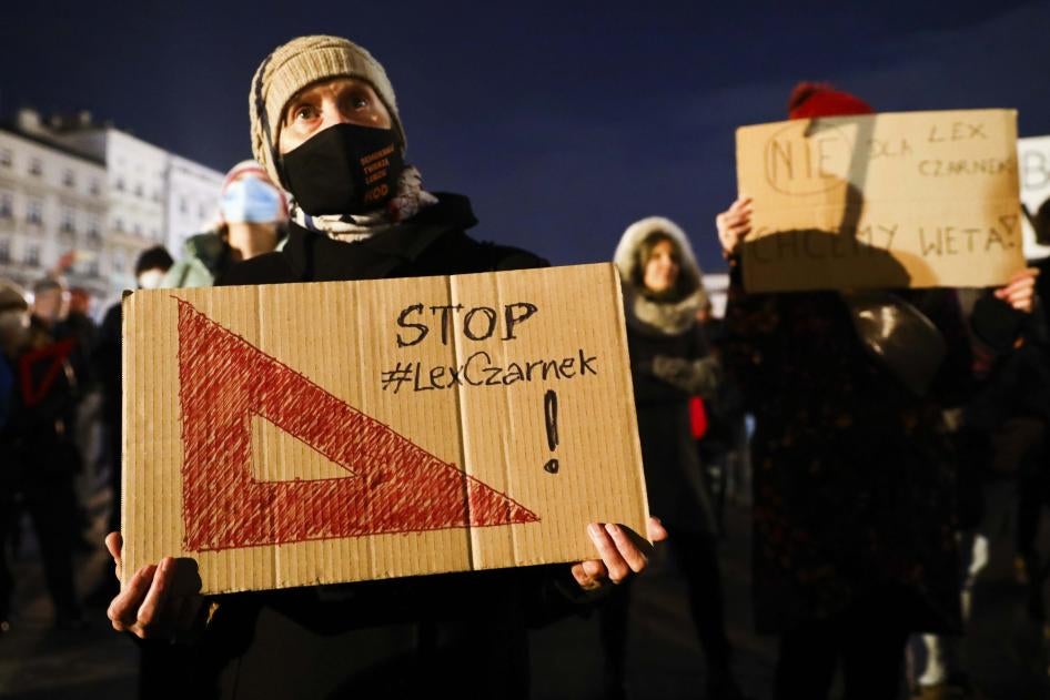 Uczestnicy protestu „Stop Lex Czarnek” na Rynku Głównym w Krakowie 15 lutego 2022 r. 
