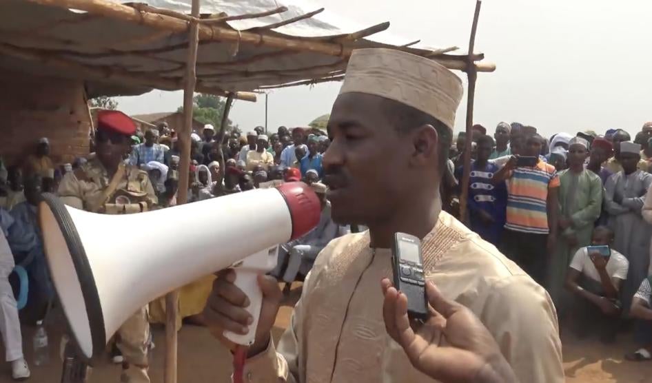 Hassan Bouba s'adresse aux habitants de Ngakobo lors d'un déplacement ministériel dans la  province de Ouaka, en République centrafricaine, le 23 janvier 2023.
