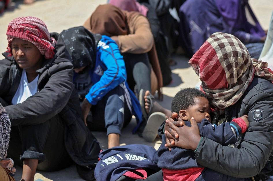 Ces migrants africains cherchant à se rendre en UE se trouvaient sur un bateau en mer Méditerranée, près de la côte libyenne, avant d’être interceptés par des garde-côtes libyens. Ils étaient assis par terre, avant leur transfert dans un centre de détention à Surman, dans le nord-ouest de Libye, le 12 mai 2022. 