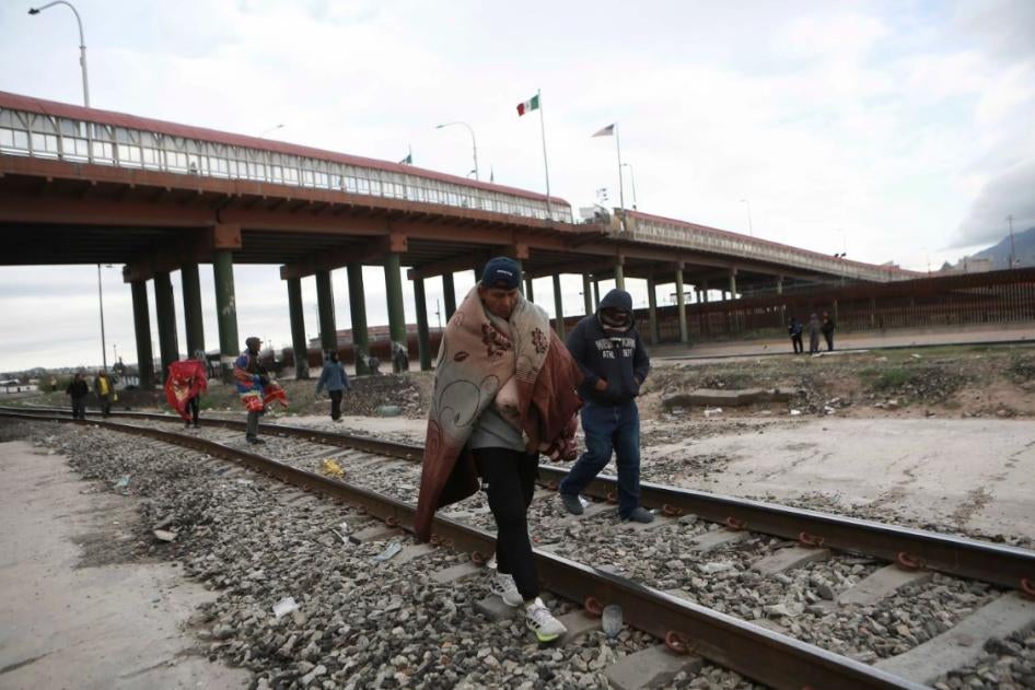 Migrantes venezolanos caminan cerca de un puente que cruza el Río Bravo después de ser expulsados por los Estados Unidos hacia Ciudad Juárez, México, el jueves 18 de octubre de 2022.