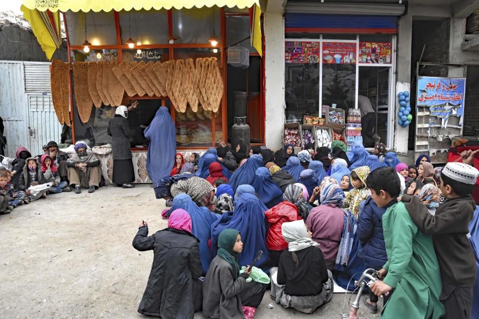 زنان و کودکان نیازمند غذا در بیرون یک نانوایی در کابل، افغانستان، ۲۸ فبروری ۲۰۲۲. 