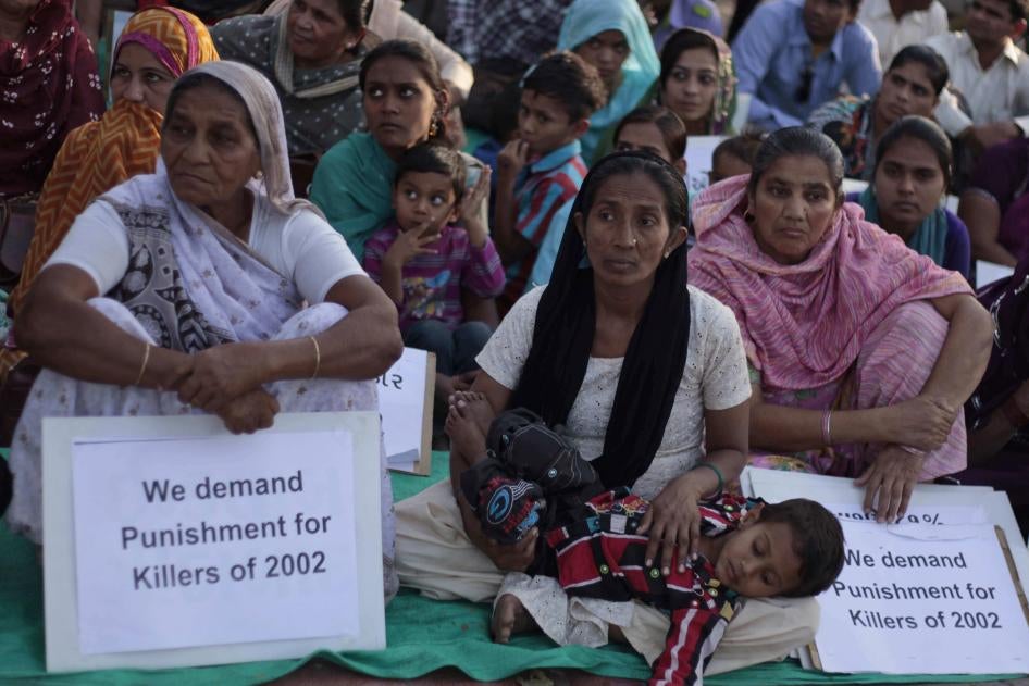 Des membres des familles de victimes des émeutes anti-musulmanes survenues en février 2002 dans l'État du Gujarat, dans l’ouest de l’Inde, participaient à un sit-in à Ahmedabad (principale ville de cet État), le 28 février 2014, à l'occasion du 12ème anniversaire des violences. Elles demandaient la justice pour les meurtres commis.