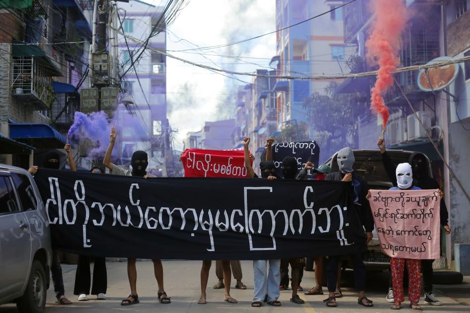 Des manifestants masqués tenaient une banderole avec les mots « Nous n'aurons jamais peur », à Yangon, au Myanmar, suite à l'exécution par la junte de quatre prisonniers politiques, le 25 juillet 2022.