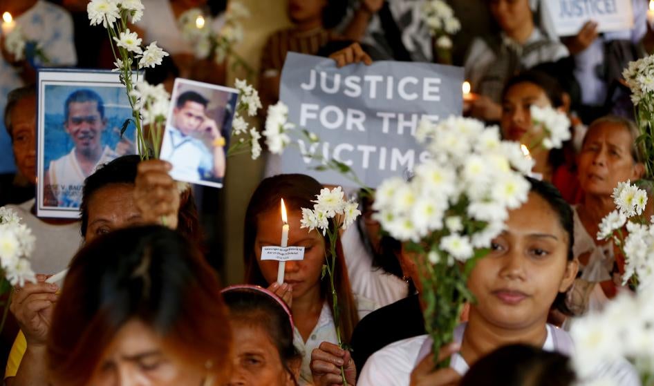 أقارب الضحايا الذين سقطوا في "الحرب على المخدرات" التي شنها الرئيس رودريغو دوتيرتي خلال تأبين لأحبتهم في كنيسة في مانيلا، الفلبين، 17 مارس/آذار 2019.