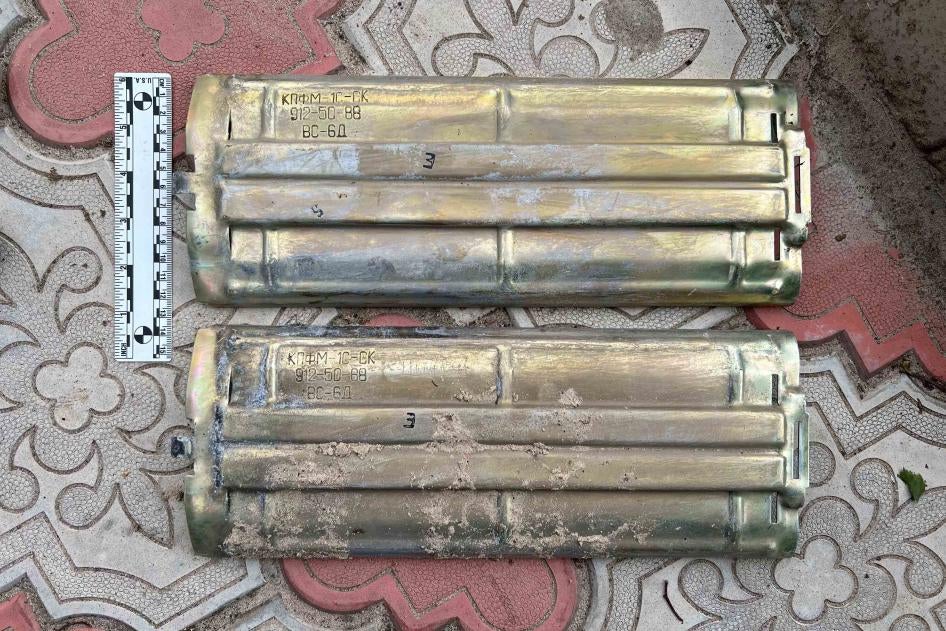 Fragments de trois conteneurs KPFM-1S-SK fabriqués en 1988, que les chercheurs de Human Rights Watch ont trouvés à Izioum, en Ukraine, en octobre 2022. Ces conteneurs sont utilisés pour la dispersion de mines PFM transportées par des roquettes Uragan 9M27K3, d’un calibre de 220 mm. Chaque conteneur s'ouvre en vol à l'aide d'une charge explosive pour la séparer de la roquette, permettant la dispersion au total de 312 mines PFM sur la zone ciblée. 
