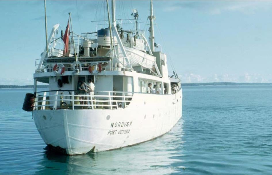 Le navire MV Nordvaer quittant East Point  Plantation, Diego Garcia, archipel des Chagos,  vers avril 1969. 