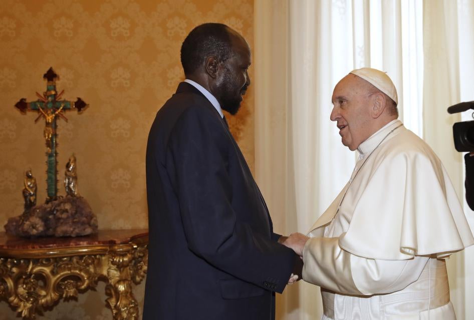 Le président sud-soudanais Salva Kiir tenait les mains du pape François lors d'une audience privée au Vatican, le 16 mars 2019.