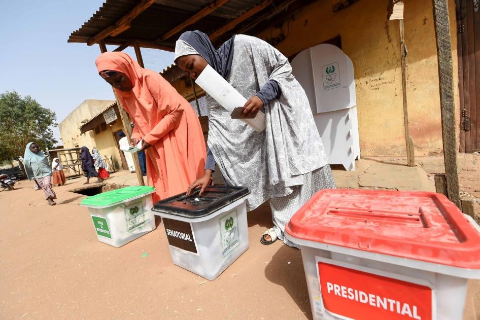 Deux femmes nigérianes déposaient leurs bulletins de vote dans des boites prévues à cet effet lors des élections présidentielle et législatives le 23 février 2019 à Daura, dans l'État de Katsina situé dans le nord-ouest du Nigeria.