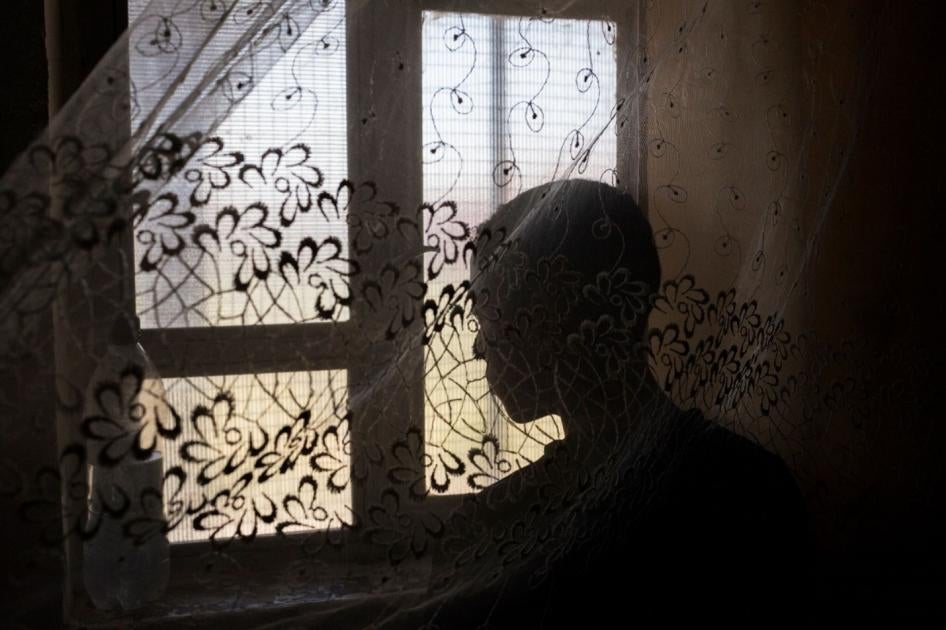 Un adolescent trinidadien, âgé de 16 ans, regardait par la fenêtre du centre de détention de Houry, dans le nord-est de la Syrie, le 18 juin 2019. Il était l'un des huit membres de sa famille amenés en Syrie par son beau-père en 2014.