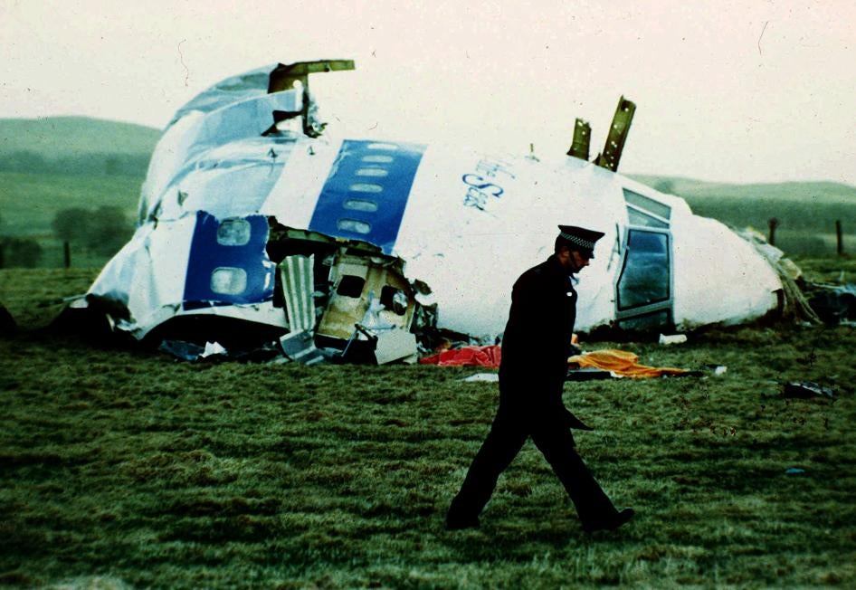 شرطي يمر بجانب حطام طائرة "بانام" رحلة 103 في حقل قرب بلدة لوكربي، سكوتلندا، حيث وقعت بعد انفجار قنبلة على متنها قتلت 270 شخصا، 21 ديسمبر/كانون الأول 1988.
