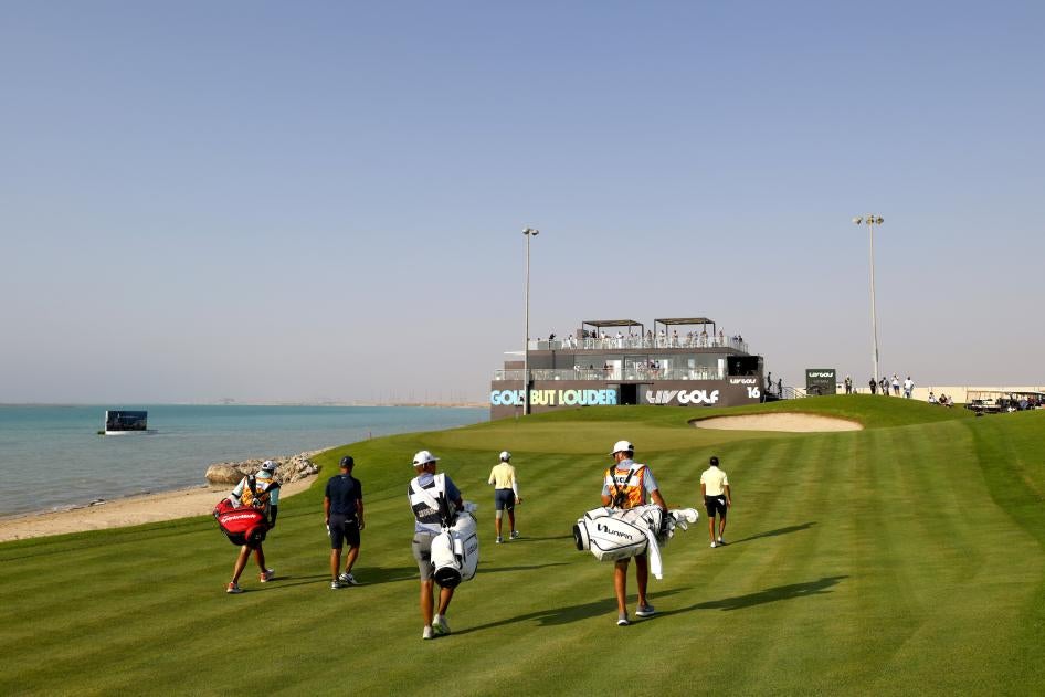 Des joueurs de golf marchent sur le 16ème trou pendant le LIV Golf Invitational au Royal Greens Golf & Country Club au King Abdullah Economic City, Arabie Saoudite, le 16 octobre 2022. 