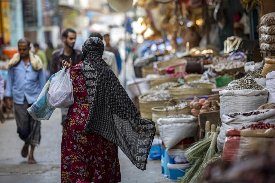 Seorang perempuan Yaman berbelanja di sebuah pasar di kota ketiga Yaman, Taiz, pada 15 Desember 2022. 