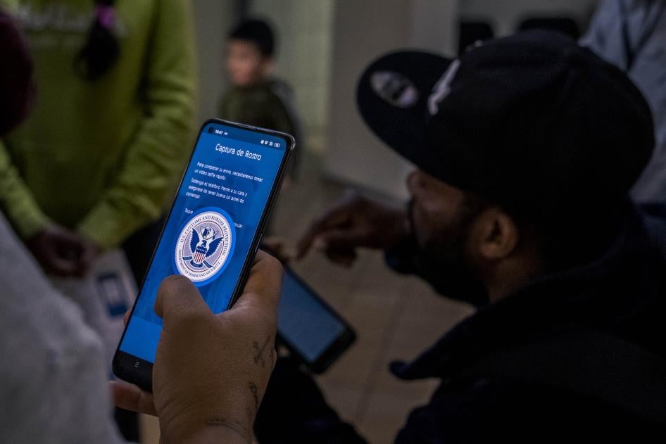 Un solicitante de asilo en Tijuana, México, intenta utilizar la nueva aplicación móvil CBP One de la Oficina de Aduanas y Protección Fronteriza de Estados Unidos