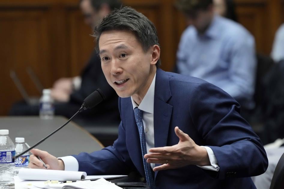CEO TikTok Shou Zi Chew bersaksi dalam rapat dengar pendapat dengan Komite Energi dan Perdagangan di Kongres Amerika Serikat, tentang privasi konsumen dan praktik keamanan data platform tersebut serta dampaknya terhadap anak-anak, 23 Maret 2023, di Capitol Hill, Washington. 