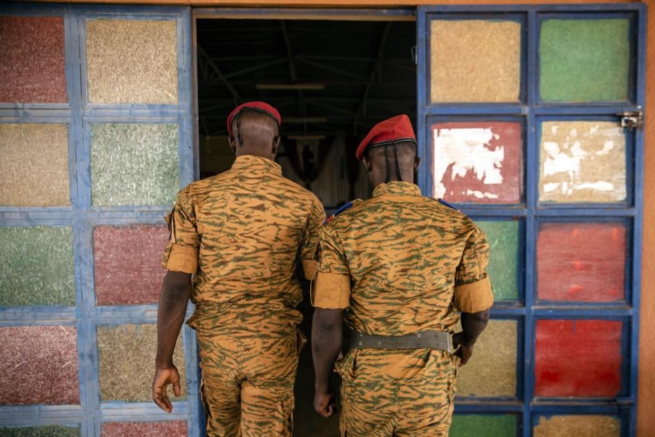 Deux soldats entraient dans l'église catholique de la caserne militaire de Kaya, au Burkina Faso, le 10 avril 2021. 