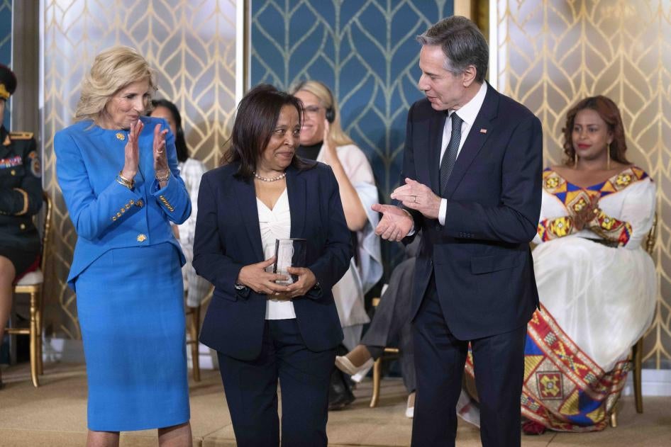 Danièle Darlan, de la République centrafricaine, reçoit Prix international de la femme de courage des mains du secrétaire d'État américain, Antony Blinken, et de la première dame des États-Unis, Jill Biden, lors d'une cérémonie dans la salle Est de la Maison Blanche, à Washington D.C., le 8 mars 2023.