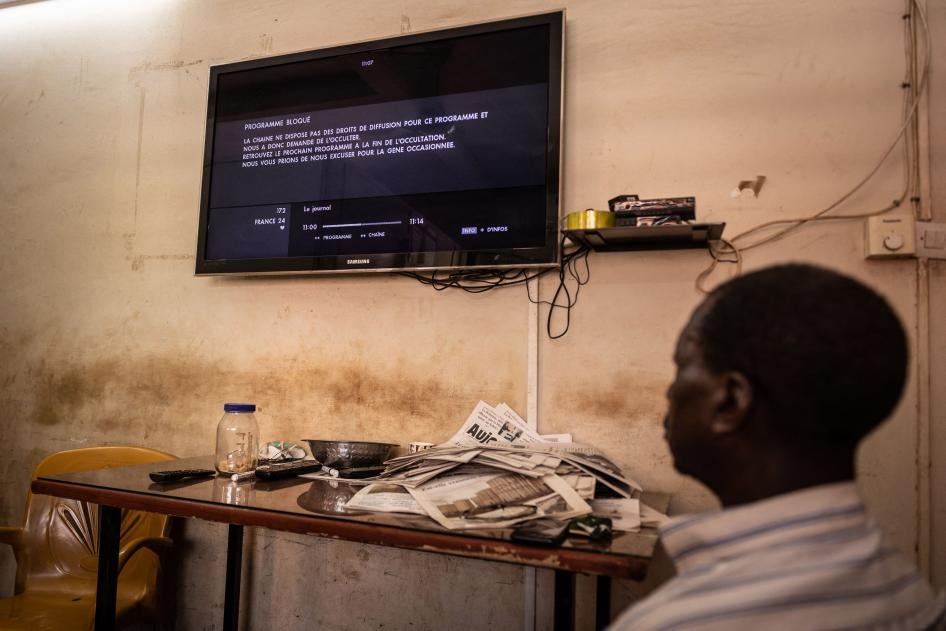 Une télévision montre le signal coupé de la chaîne France 24, quelques heures après que le gouvernement militaire du Burkina Faso ait suspendu la chaîne, le 27 mars 2023.
