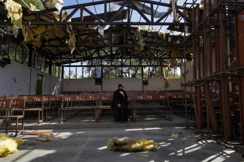 زنی در محل حمله انتحاری به یک مرکز آموزشی که یک گروه وابسته به دولت اسلامی (داعش) مسؤلیت آن را به عهده گرفت، کابل، افغانستان، 1 اکتبر 2022. © 2022 ابراهیم نوروزی/AP Photo