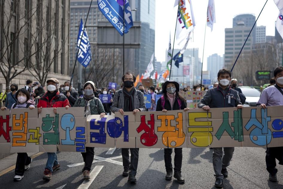 2022년3월 8일, 세계 여성의 날을 맞아 시민단체와 활동가들이 서울 도심에서 행진하고 있다.