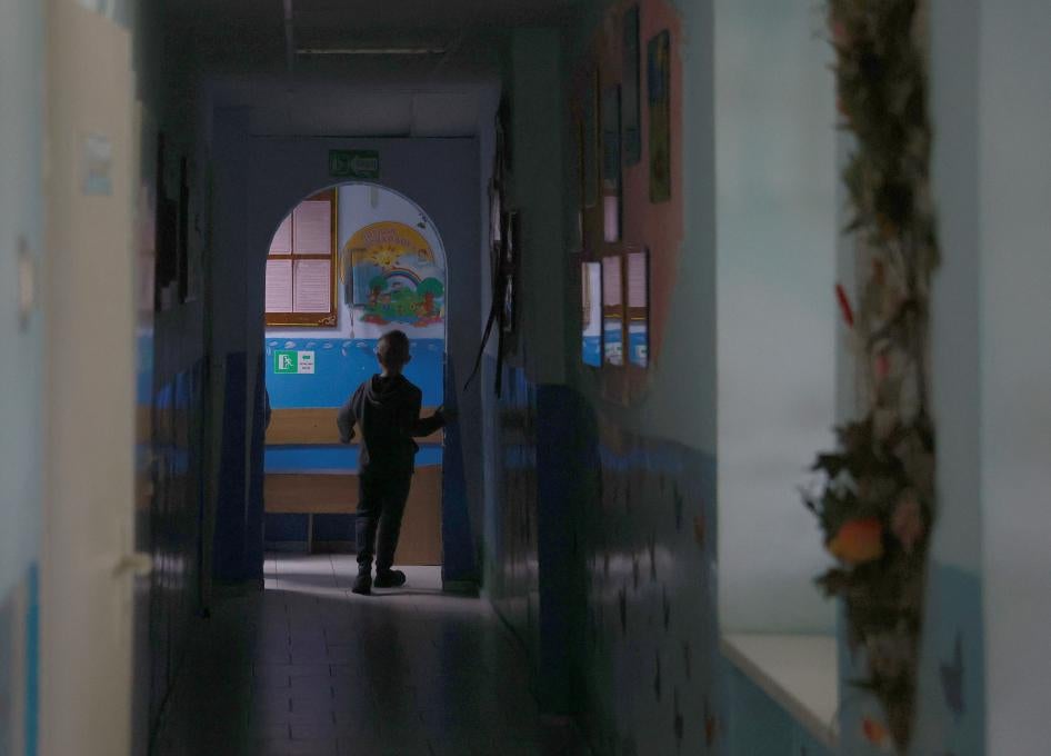 Un jeune garçon marche dans le couloir d'une institution où il vit à Lviv, en Ukraine, le 8 avril 2022.
