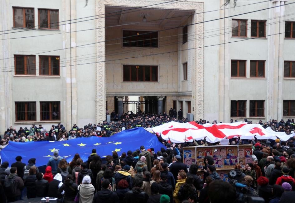 Une foule de personnes participaient à une manifestation contre le projet de loi controversé sur les « agents étrangers » devant le bâtiment du Parlement à Tbilissi, en Géorgie, le 6 mars 2023. Les drapeaux de l’Union européenne et de la Géorgie étaient déployés lors du rassemblement.
